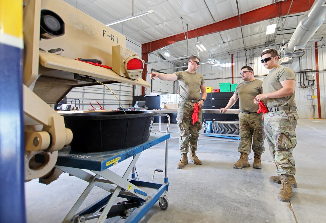 88th Readiness Division Draw Yard offers forklift maintenance class for first time