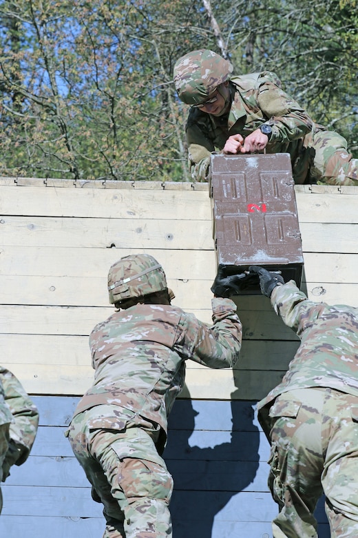 Field Leadership Reaction Course builds trust for Army Reserve unit