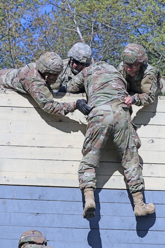 Field Leadership Reaction Course builds trust for Army Reserve unit