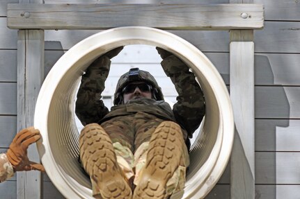 Field Leadership Reaction Course builds trust for Army Reserve unit