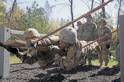 Field Leadership Reaction Course builds trust for Army Reserve unit