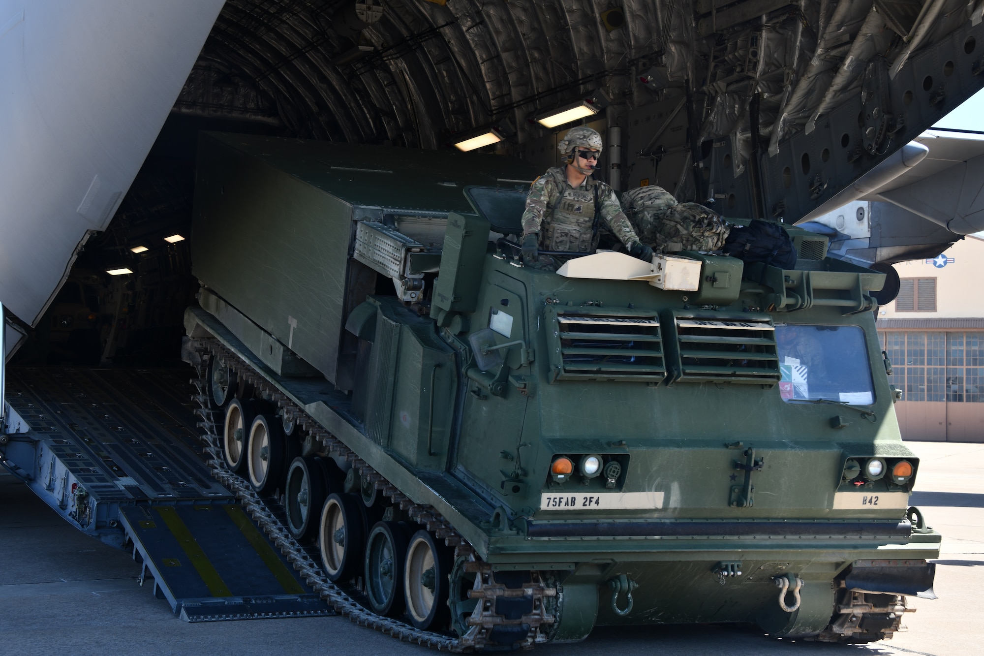 An M142 High Mobility Artillery Rocket System (HIMARS) downloads from a C-17 Globemaster III at Fort Sill, Oklahoma, May 26, 2022. The HIMARS weighs 35,800 pounds and the C-17 can hold up to 170,900 pounds of cargo. (U.S. Air Force photo by Airman 1st Class Miyah Gray)