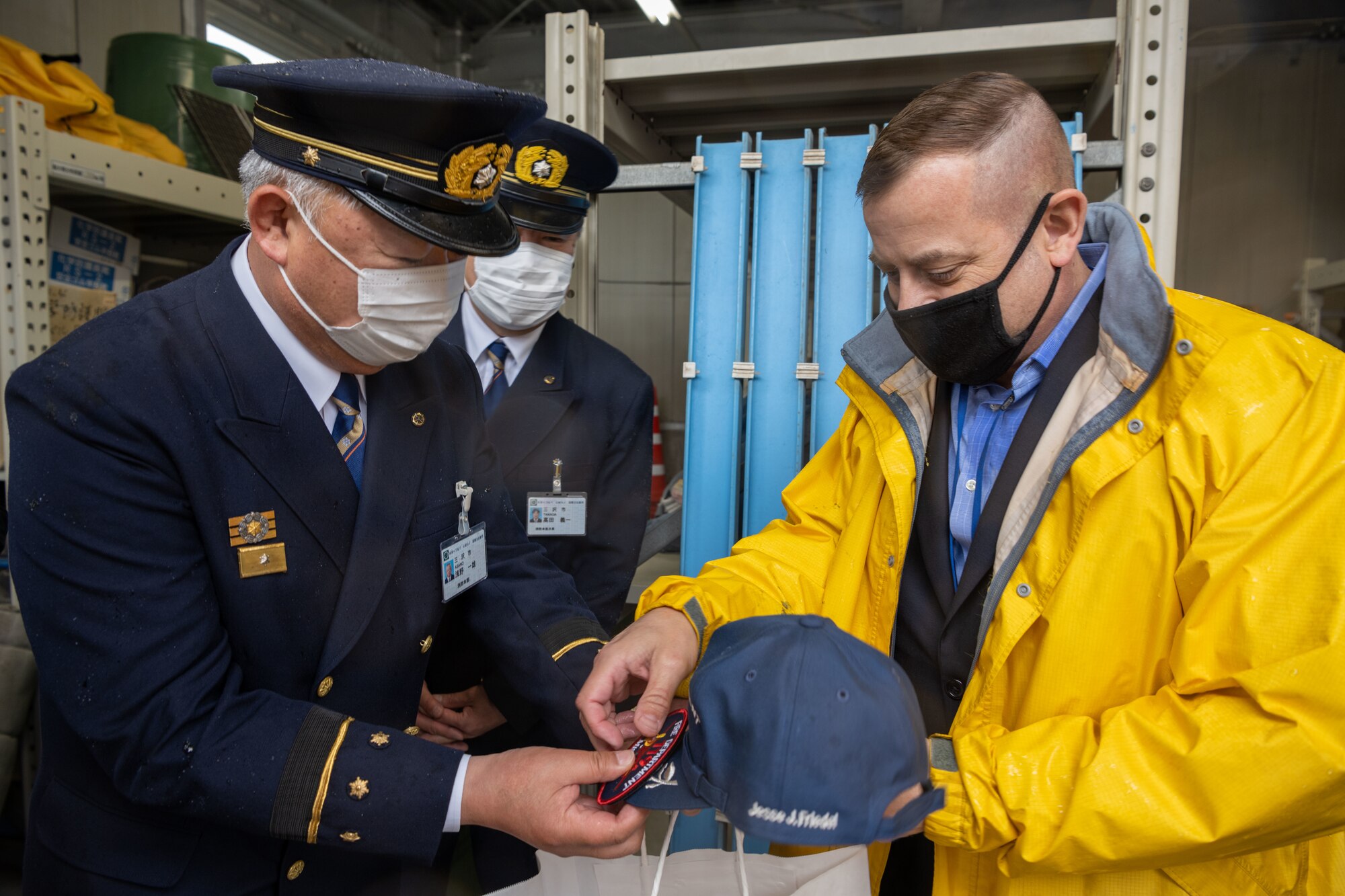 A military member meets with Japanese government officials.