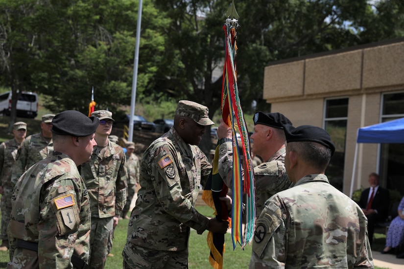 “Golden Acorn” division hosts change of command