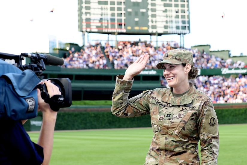 Chicago Cubs salute two Soldiers during back-to-back home games > U.S. Army  Reserve > News-Display