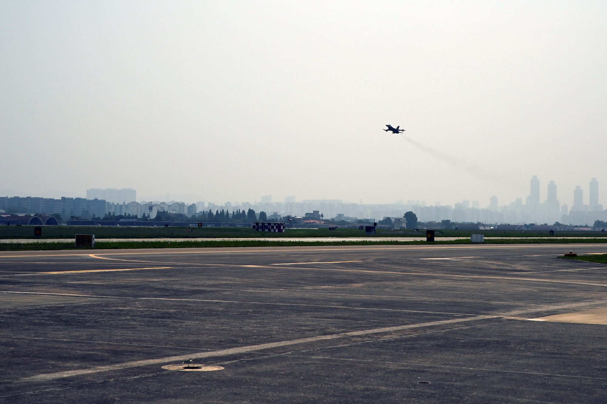 A 36th Fighter Squadron F-16 Fighting Falcon takes-off from Suwon Air Base, Republic of Korea, June 2, 2022. Two aircraft landed at the installation for hot-pit refueling training. (U.S. Air Force photo by Master Sgt. Rachelle Morris)
