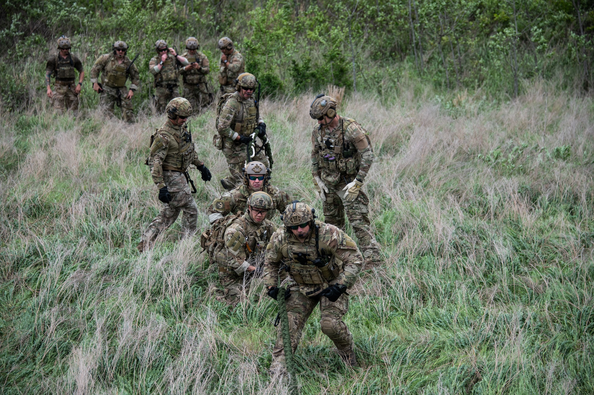 uniformed military members recover rope