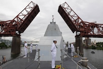 The Zumwalt-class destroyer USS Michael Monsoor (DDG 1001), passes beneath the Broadway Bridge as the ship transits to Portland, Oregon for Portland Fleet Week 2022.