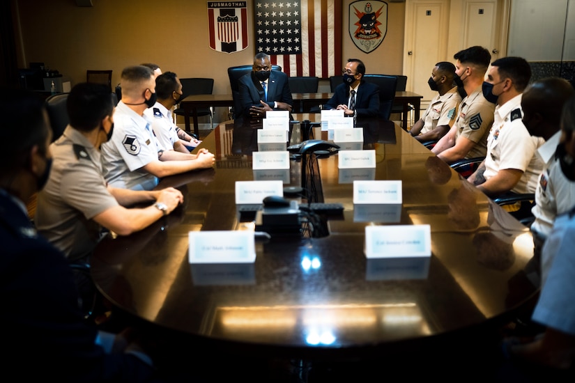 Министр обороны Ллойд Дж. Остин III встречается с военнослужащими.