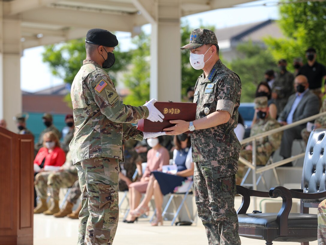 Republic of Korea outgoing chairman of Joint Chiefs of Staff Gen. Won In-choul receives a gift from USFK during a farewell ceremony at U.S. Army Garrison Humphreys.