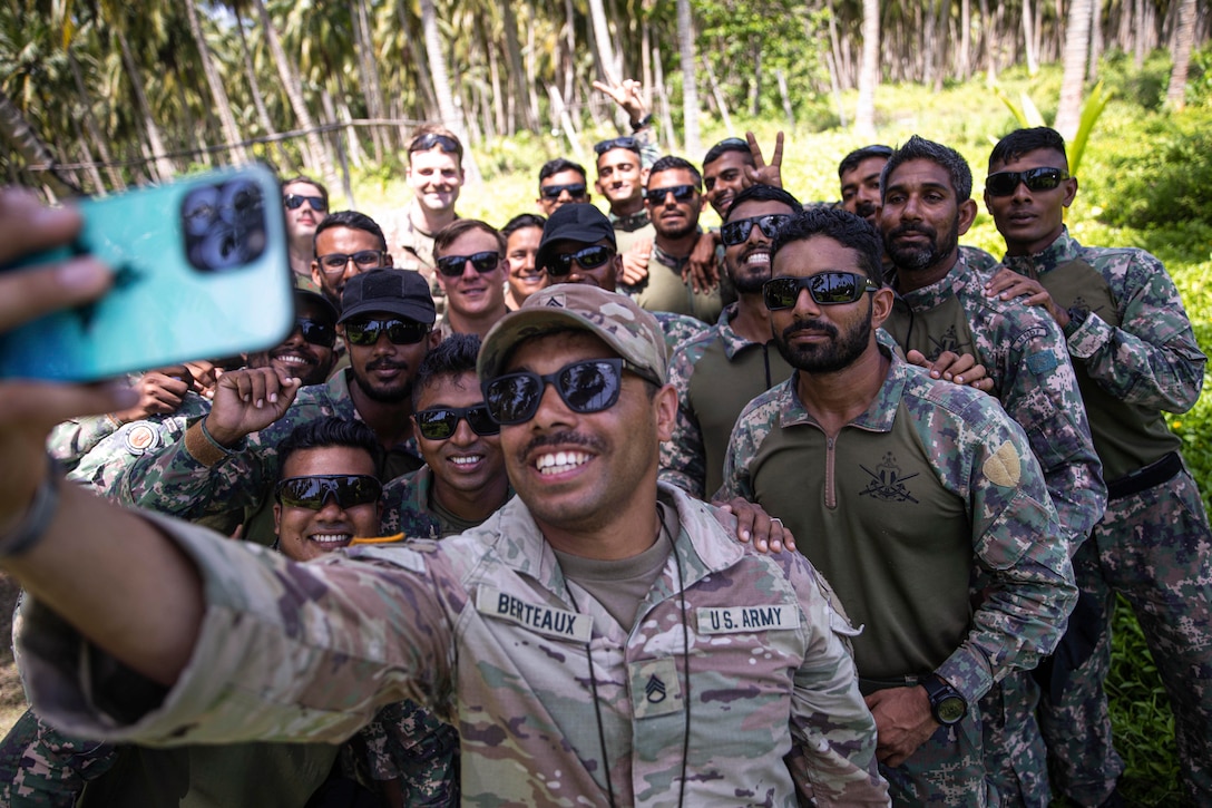 U.S. and Maldivian troops pose for a group photo.