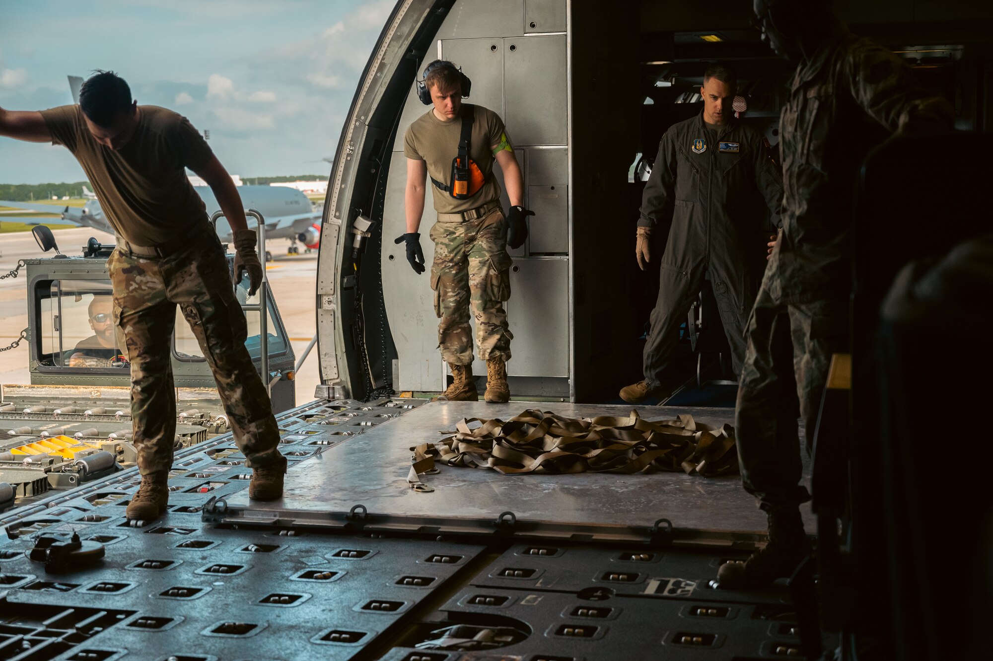 Aerial porters slide palette onto KC-10 Extender