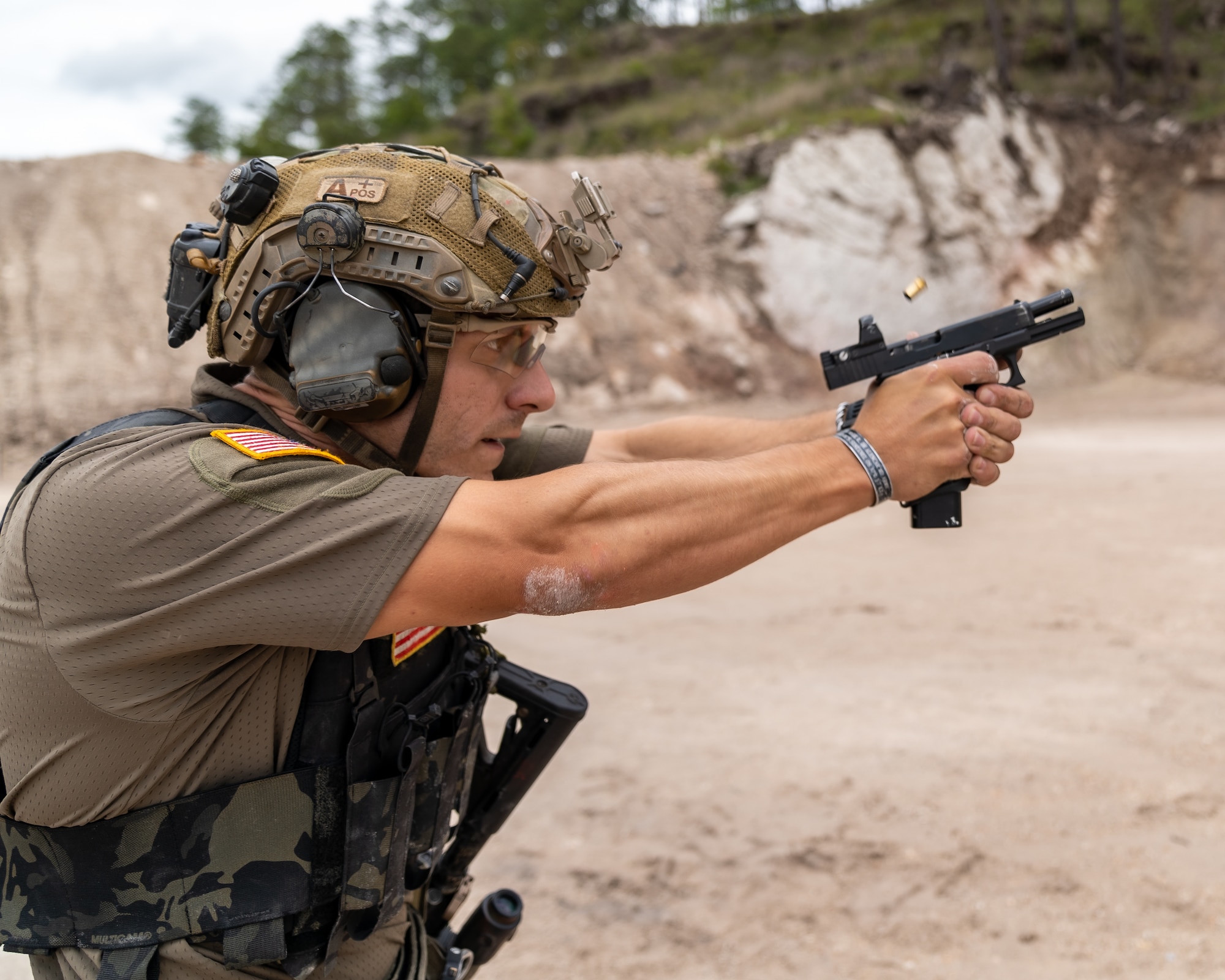 A United States team member fires his pistol at targets as part of Fuerzas Comando 2022 Day 2 during an individual assault course on in La Venta, Honduras, June 14, 2022. Fuerzas Comando is a Special Operation skills competition and a senior leader seminar supported by SOCSOUTH. The competition enhances SOF regional cooperation and exchanges best practices to combat transnational crime and counter illicit activities. (U.S. Air Force photo by Tech. Sgt. Lionel Castellano)