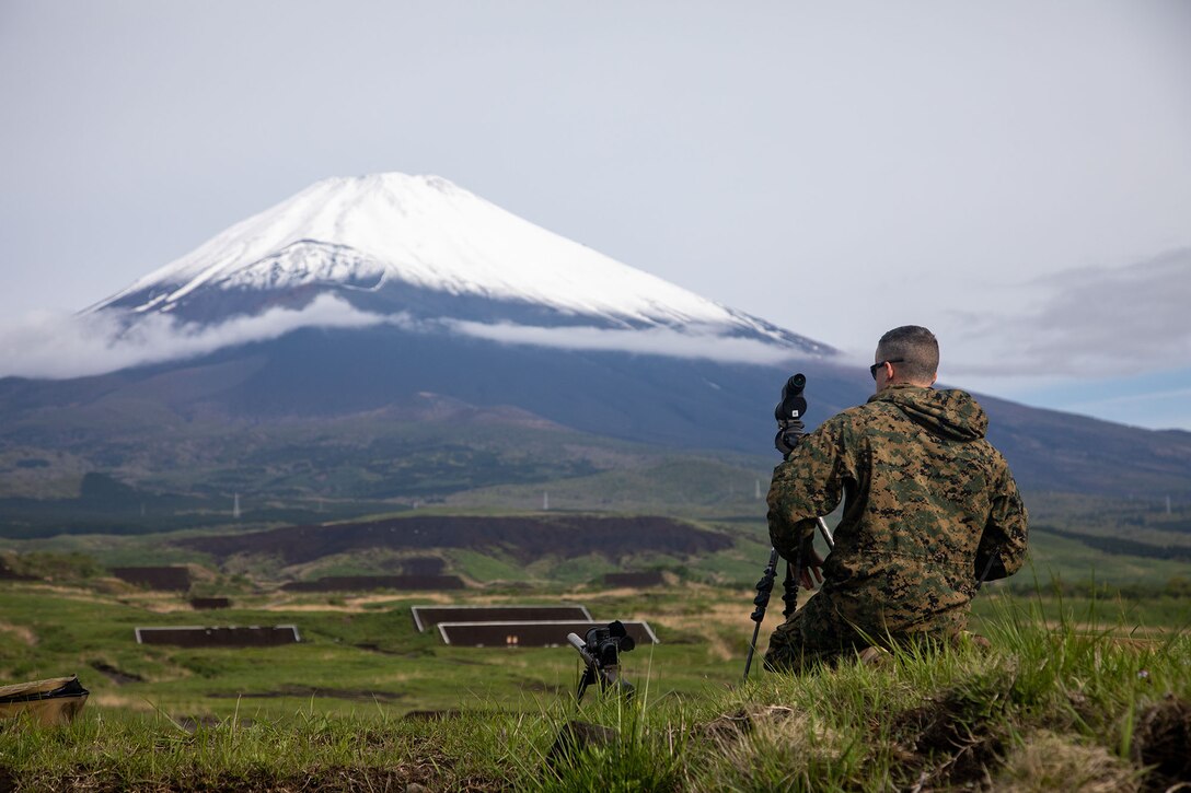 第171海兵師団支援中隊の海兵隊員が静岡県のキャンプ富士でM110セミオートマチックスナイパー銃で遠くから安全に爆発物を爆発させる練習をしている風景です。背景の富士山が綺麗ですね。これは同部隊の毎年恒例の「イーグル・ラス 」の今年の訓練の一部です。