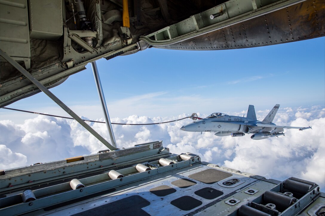 米海兵隊第１１２隊所属のF/A１８ホーネットがKC130Jスーパー・ハーキュリーズから空中給油を受ける訓練中です。