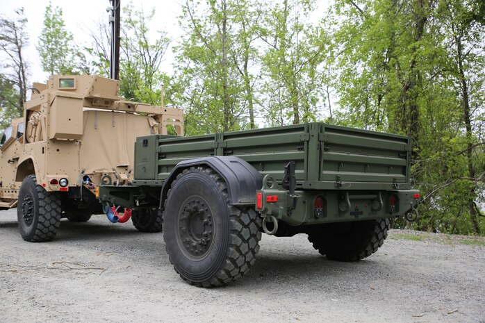 The Marine Corps’ new JLTV-Trailer comes loaded with features such as a step assist in the rear, air brakes, removable side rails, a 12v electrical hook in the front and a storage compartment. Offering 147 cubic feet of storage space and already coming painted green from the factory, the JLTV-T propels the light tactical vehicle fleet toward Force Design 2030. Marine Expeditionary Units and Divisions are expected to concurrently receive initial shipments of the trailer beginning fiscal year 2022. (U.S. Marine Corps photo by Samantha Bates)