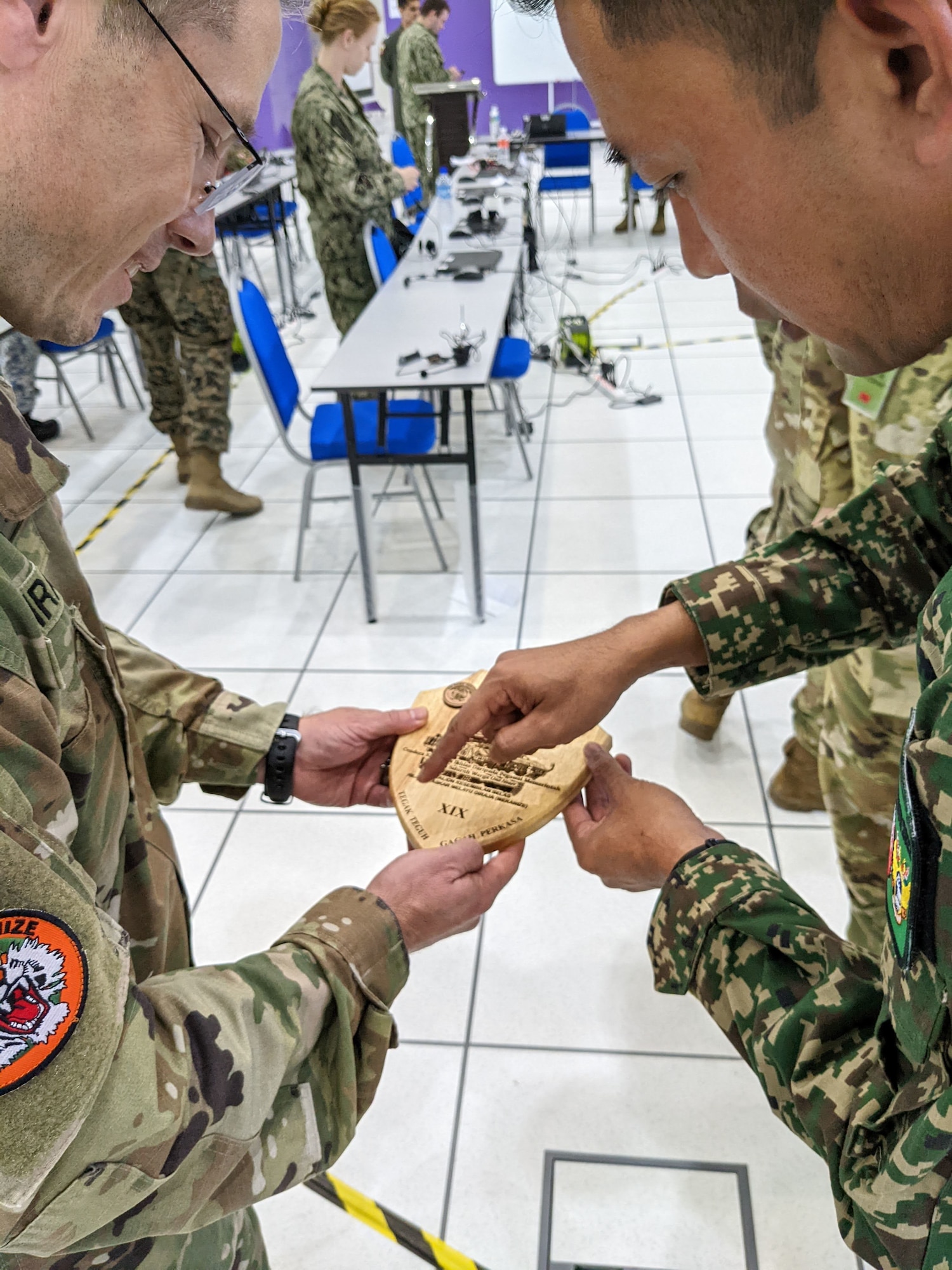 U.S. Army Lt. Col. Vic Pirak, Bersama Warrior 2022 C-3 Current Operations Planner, receives an award from the Malaysian C-3 lead who also serves with the Malaysian Army’s 19th Battalion Royal Malay Regiment (Mechanized) on June 16, 2022.