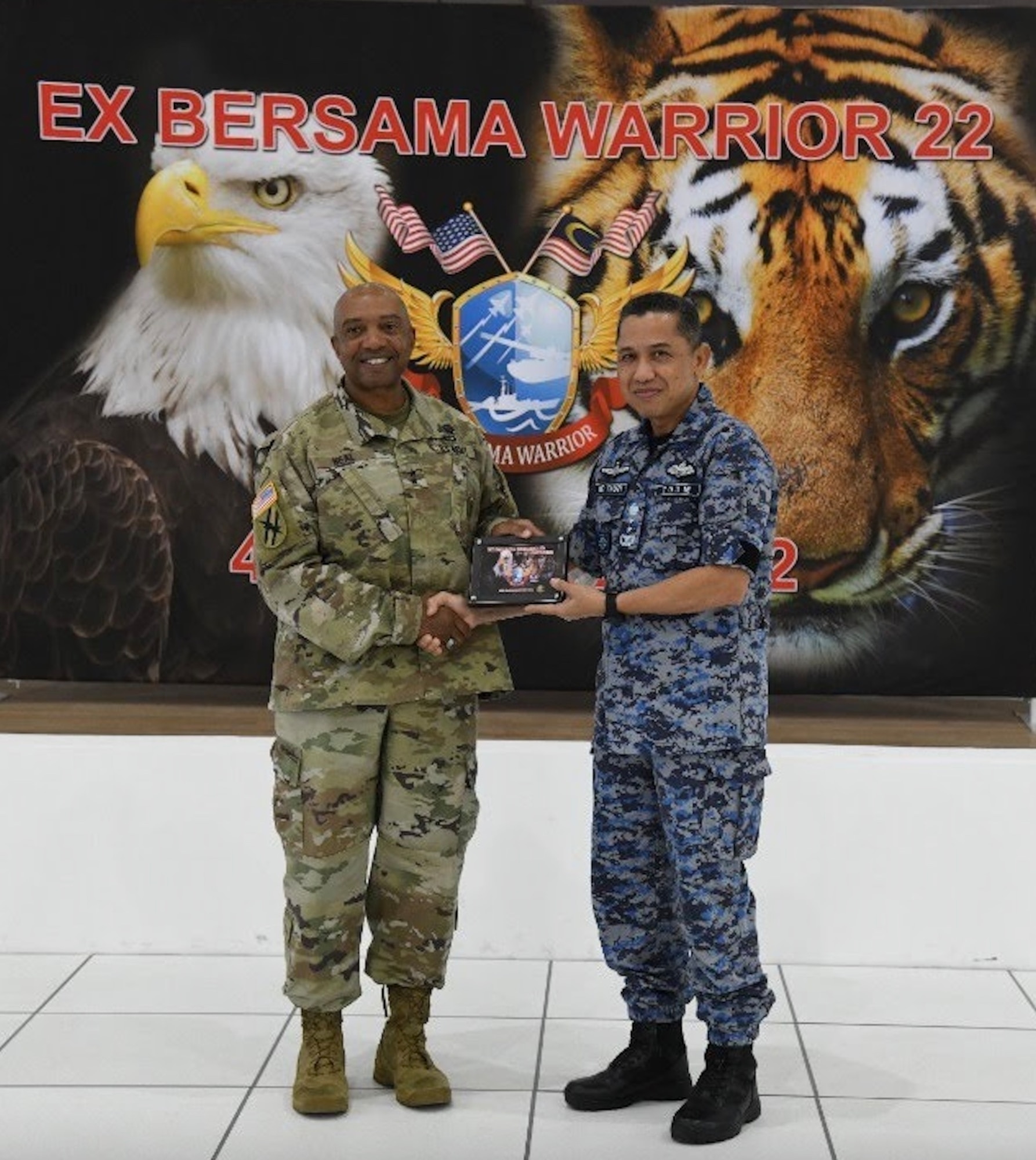 U.S. Army Maj. Gen. Reginald Neal, deputy commanding general for the U.S. Army Pacific and Royal Malaysian Air Force Maj. Gen. Dato’ Hj Md Fauzi b Saleh, assistant chief of staff for the Malaysian Armed Forces Joint Forces Headquarters J-3, exchange gifts during the Bersama Warrior 2022 closing ceremony on June 17, 2022.