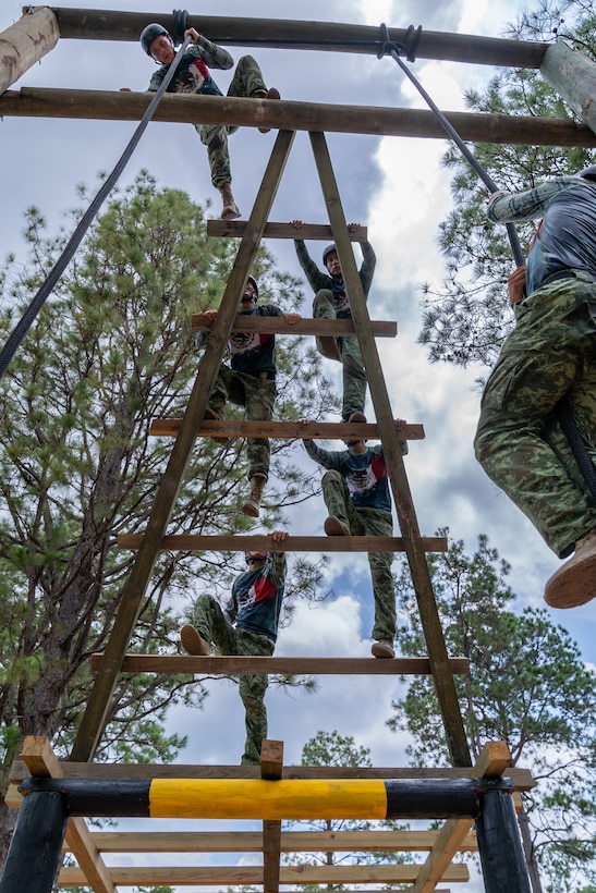 Mexican team members participate in the obstacle course as part of the Fuerzas Comando 2022.