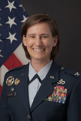 Official Portrait: Mabbutt, Lisa M Col USAF.