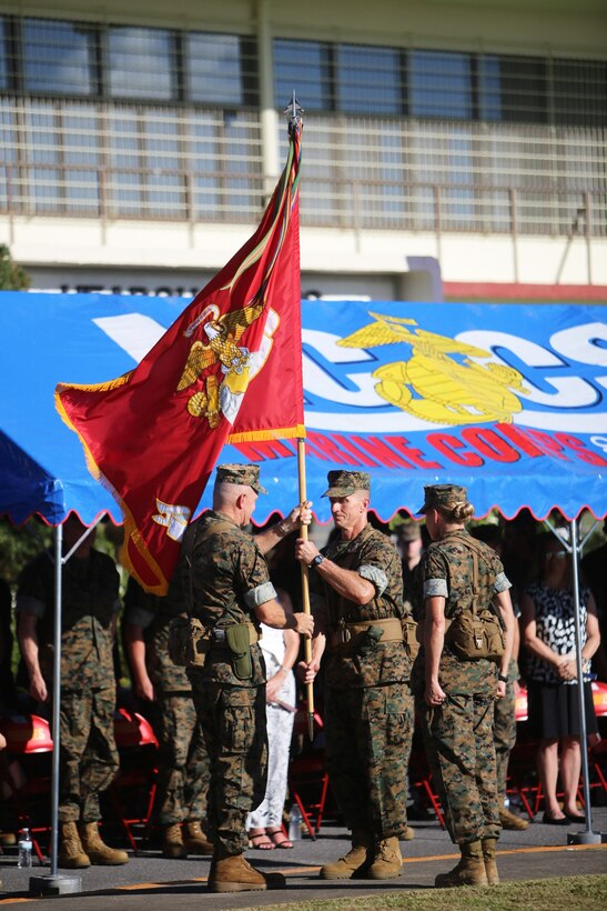 ６月２４日に沖縄海兵隊キャンプフォスター基地にて米海兵隊太平洋基地司令官の交代式が行われました。 ウィリアム・バワーズ少将からスティーブン・リズウスキー少将へ海兵隊太平洋基地に旗が引き継がれました。