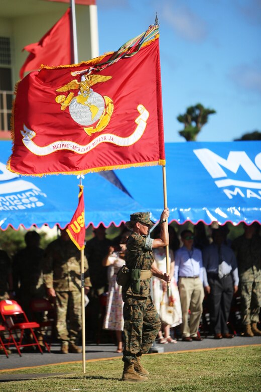 ６月２４日に沖縄海兵隊キャンプフォスター基地にて米海兵隊太平洋基地司令官の交代式が行われました。 ウィリアム・バワーズ少将からスティーブン・リズウスキー少将へ海兵隊太平洋基地に旗が引き継がれました。