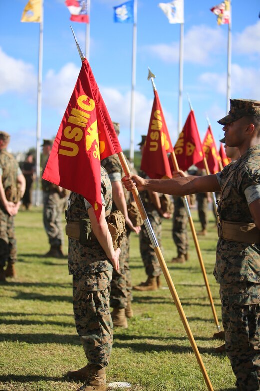 ６月２４日に沖縄海兵隊キャンプフォスター基地にて米海兵隊太平洋基地司令官の交代式が行われました。 ウィリアム・バワーズ少将からスティーブン・リズウスキー少将へ海兵隊太平洋基地に旗が引き継がれました。