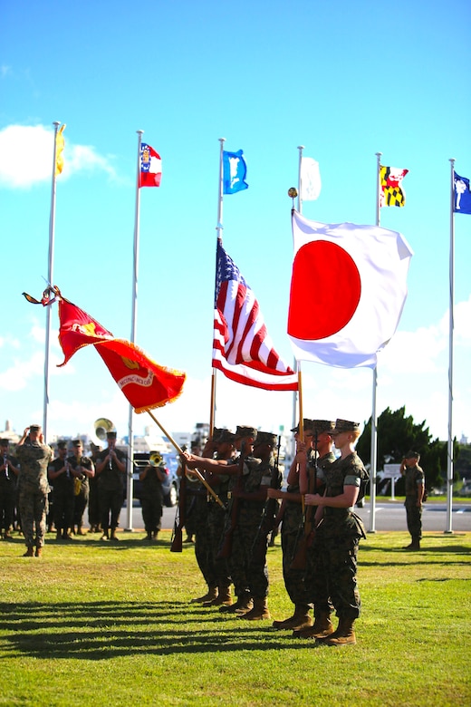 ６月２４日に沖縄海兵隊キャンプフォスター基地にて米海兵隊太平洋基地司令官の交代式が行われました。
ウィリアム・バワーズ少将からスティーブン・リズウスキー少将へ海兵隊太平洋基地に旗が引き継がれました。