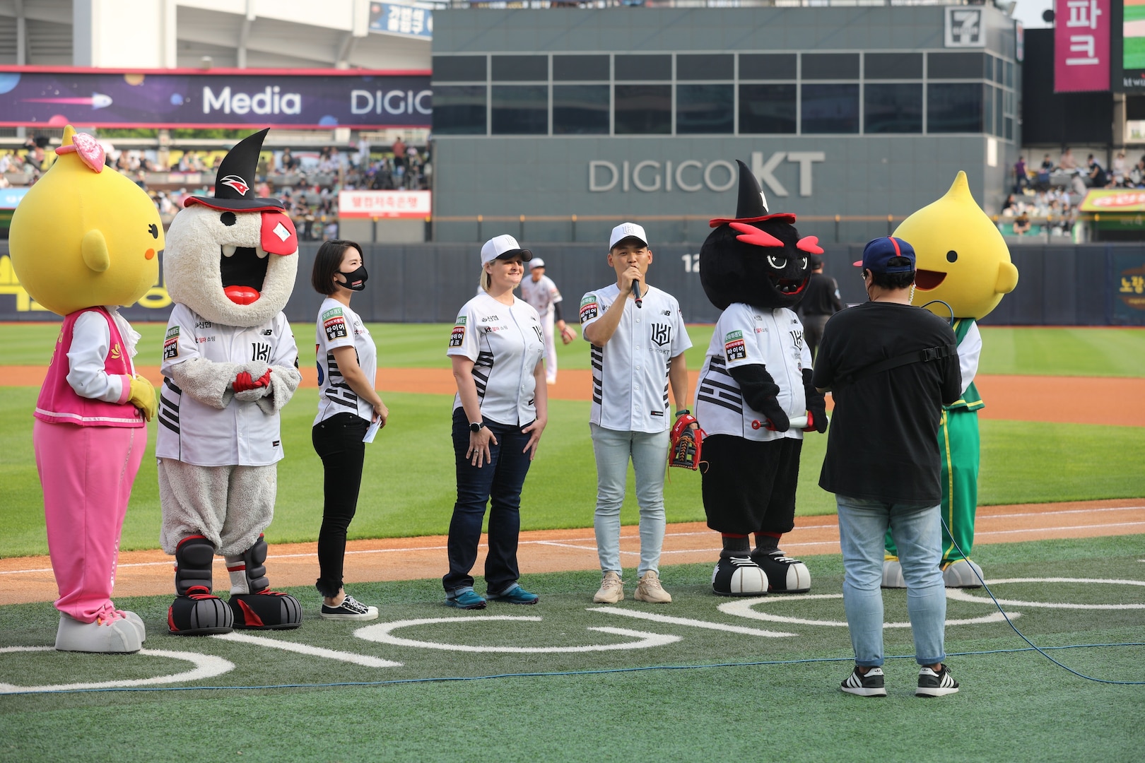 Lt. Col. Miranda Killingsworth and Capt. (P) Ji Sang-gon will serve as the honorary batter and pitcher during a baseball game at KT Wiz Park between the Suwon-KT Wiz and LG Twins Baseball Club.