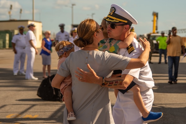 USS Jason Dunham (DDG 109) returns to homeport at Mayport, Fla.