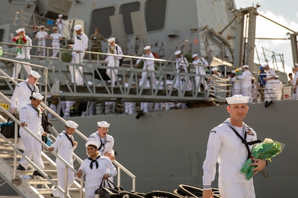 USS Jason Dunham (DDG 109) returns to homeport at Mayport, Fla.