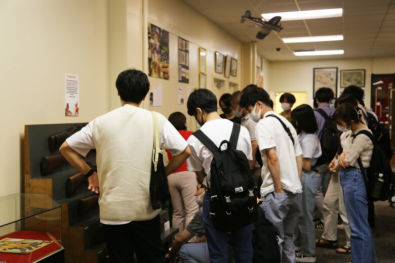 梅雨も明け、青空が広がる６月２３日慰霊の日に明治大学経営学部の生徒２４名がフィールドスタディーの一環で沖縄県浦添市にある海兵隊キャンプキンザー基地を来訪しました。