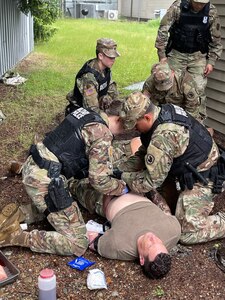 Washington National Guard Soldiers from the 506th Military Police Detachment conduct tactical medical training June 15, 2022 at Joint Base Lewis-McChord, Wash.