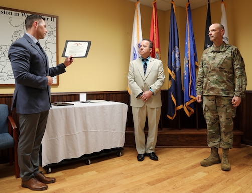Army Reserve finance expert receives Assistant SECARMY award