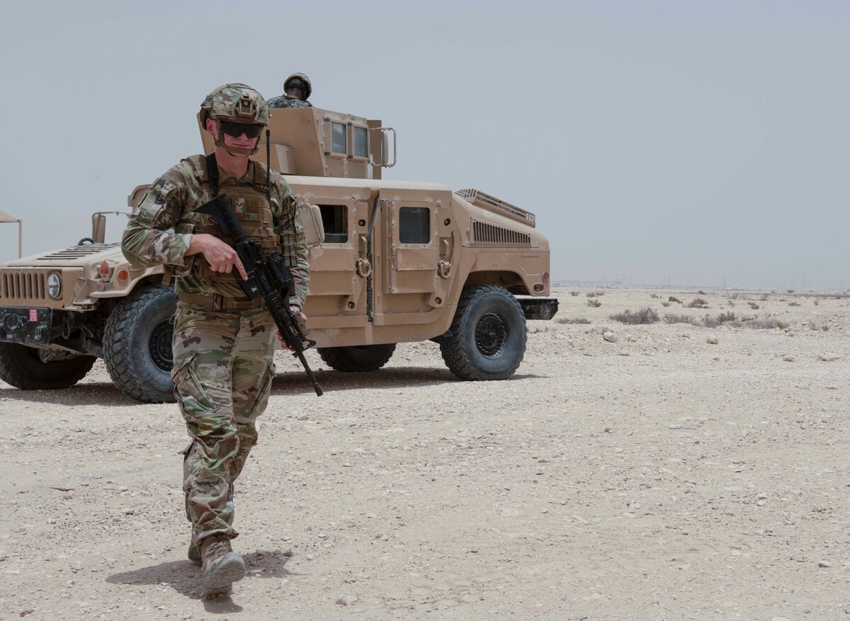 ミリタリー U.S.A.F. AIRMAN SECURITY FORCE IN IRAQ USAF Airman Security Force in Iraq Hot Toys - Machinegun