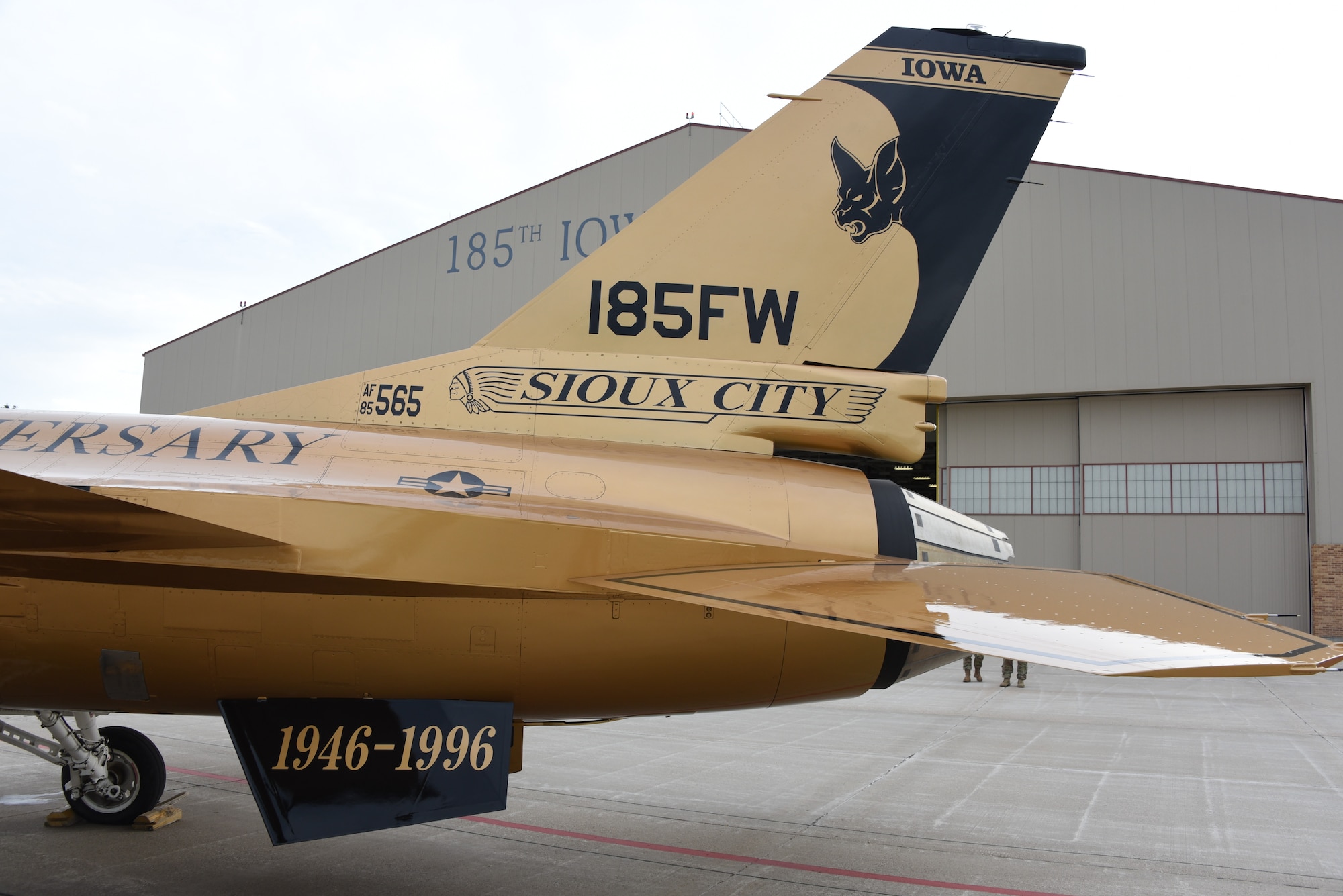 Gold F-16