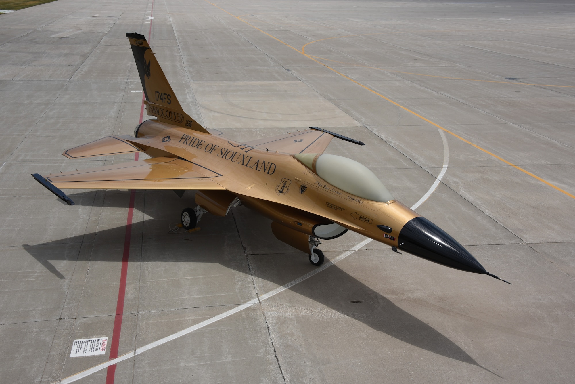 Gold F-16