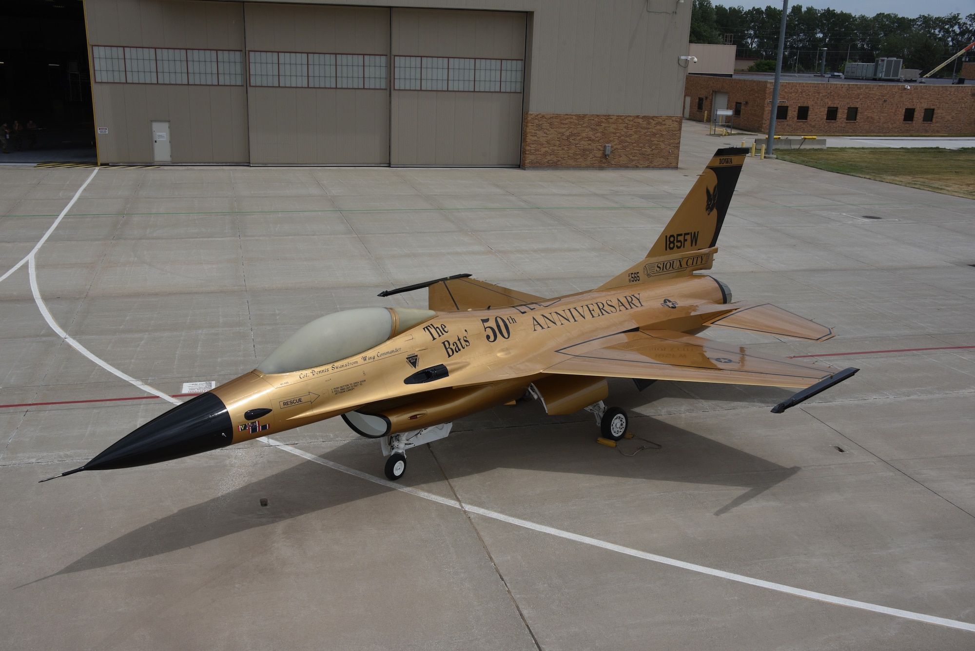 Gold F-16