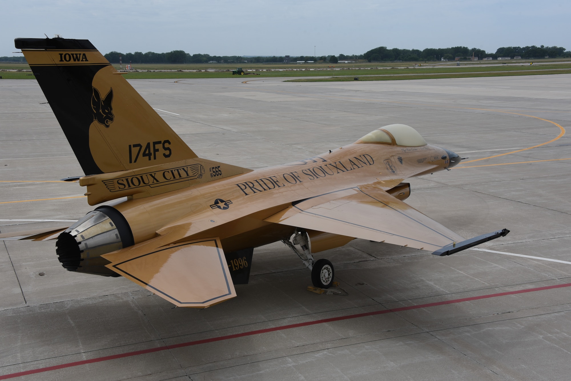 Gold F-16