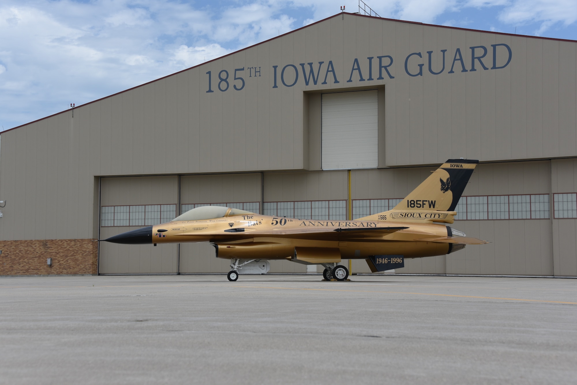 Gold F-16