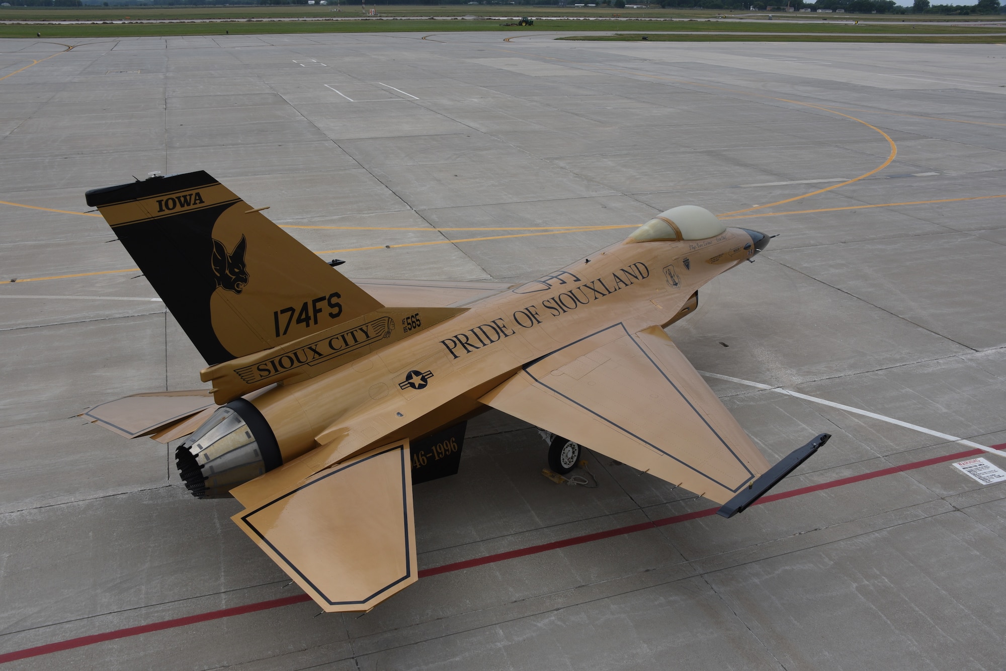 Gold F-16
