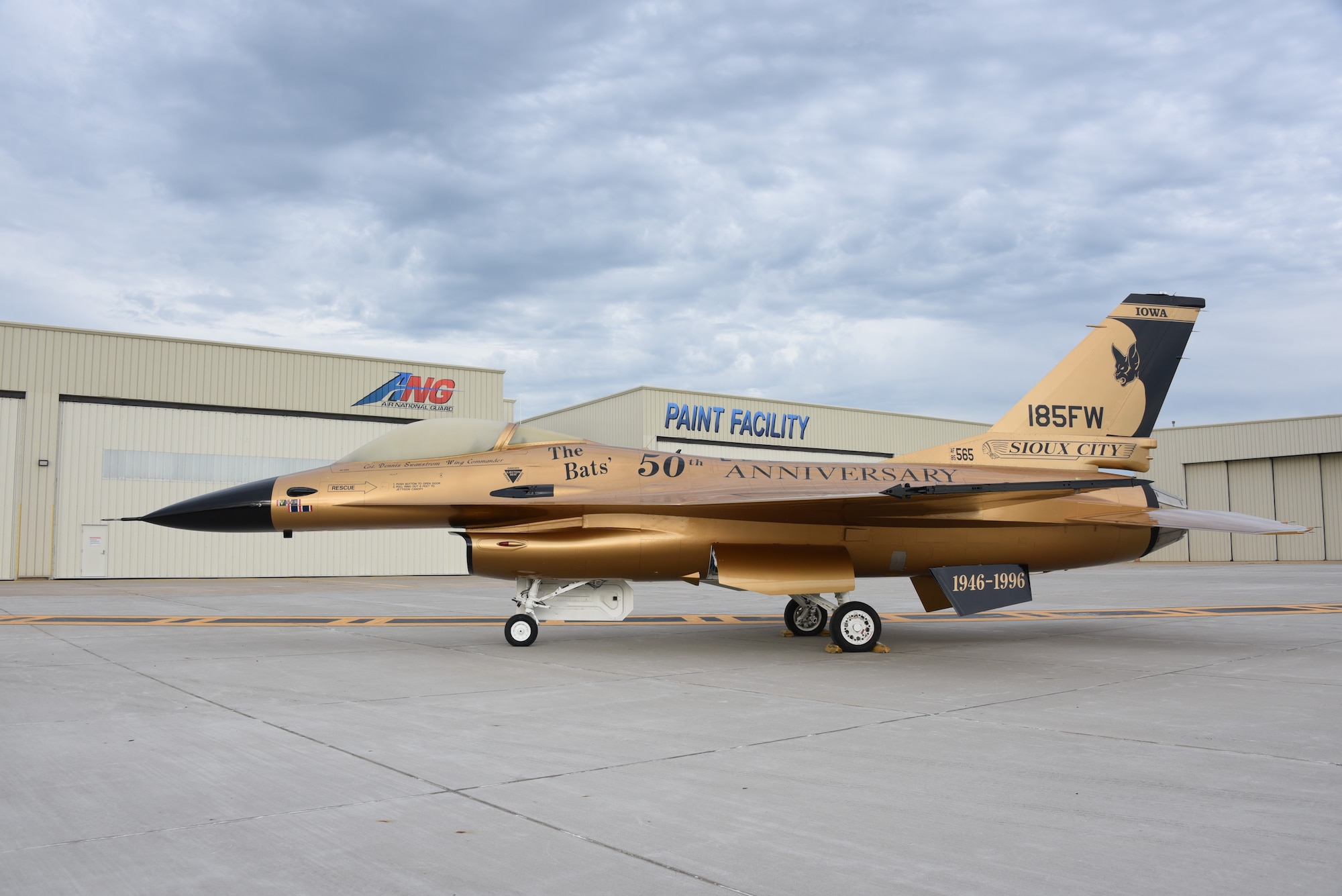 Gold F-16