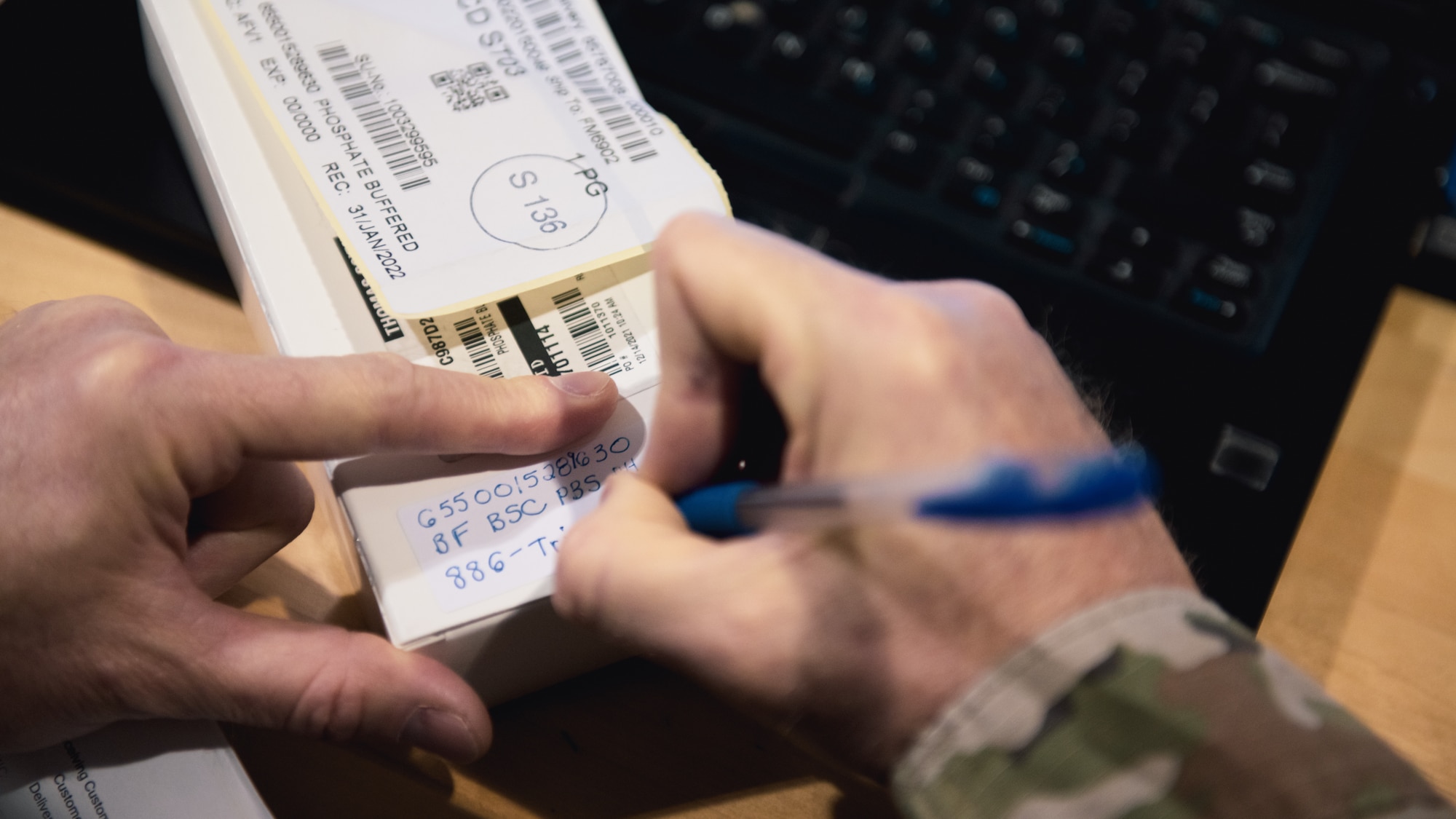 Airmen signs labels.