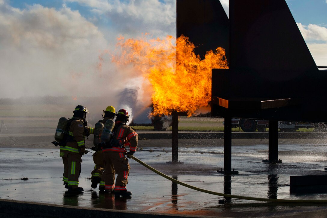 Airmen put out a simulated aircraft engine fire.