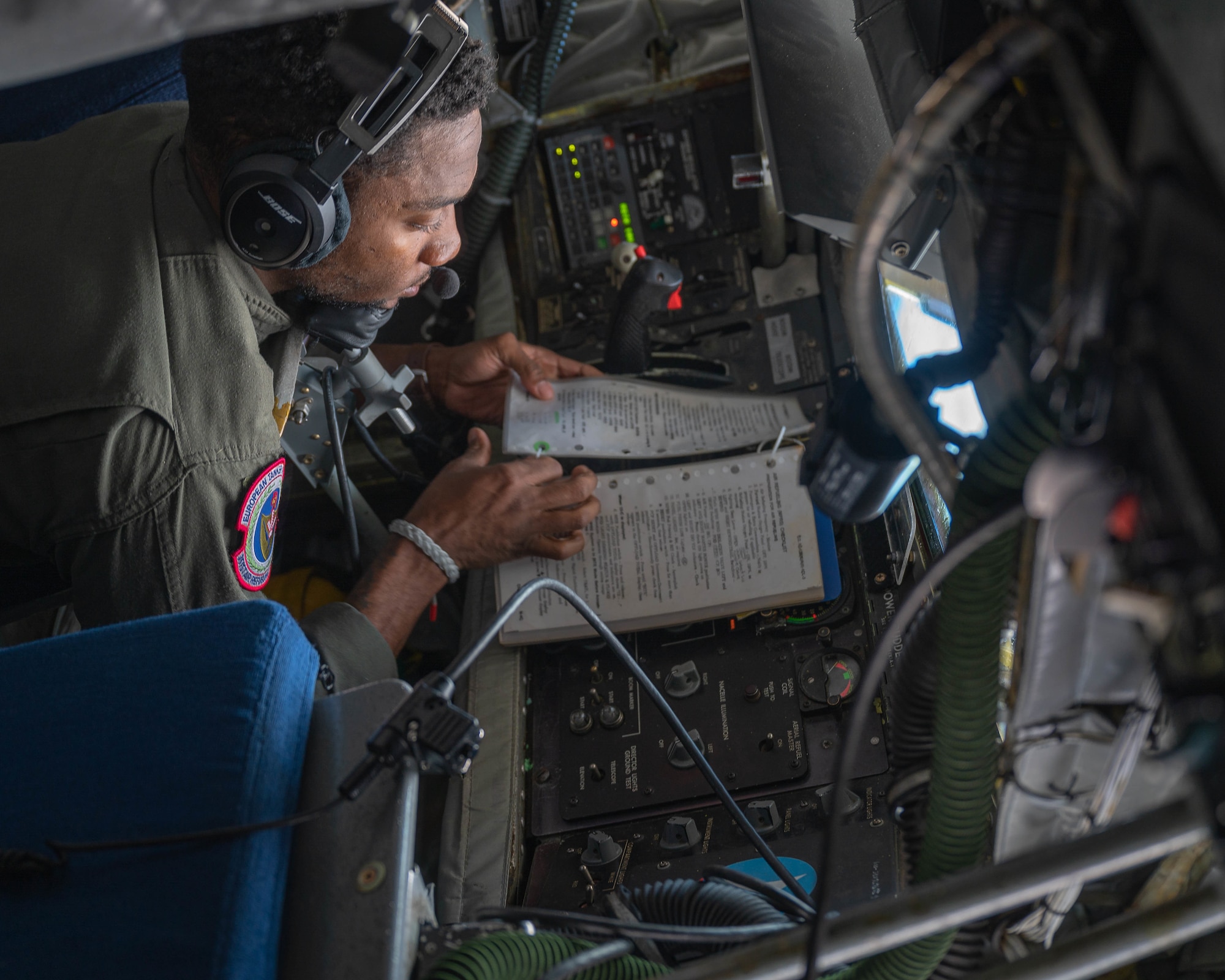 jet refuels in sky