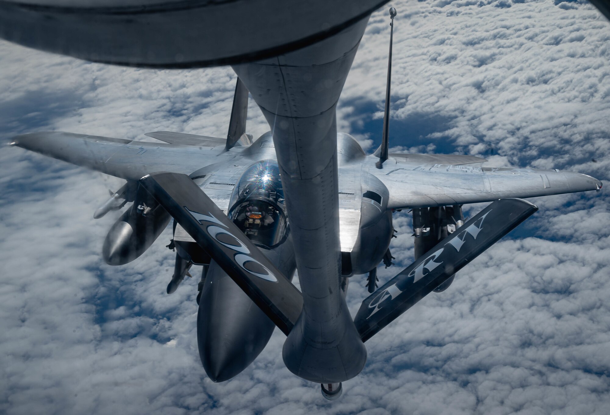 jet refuels in sky