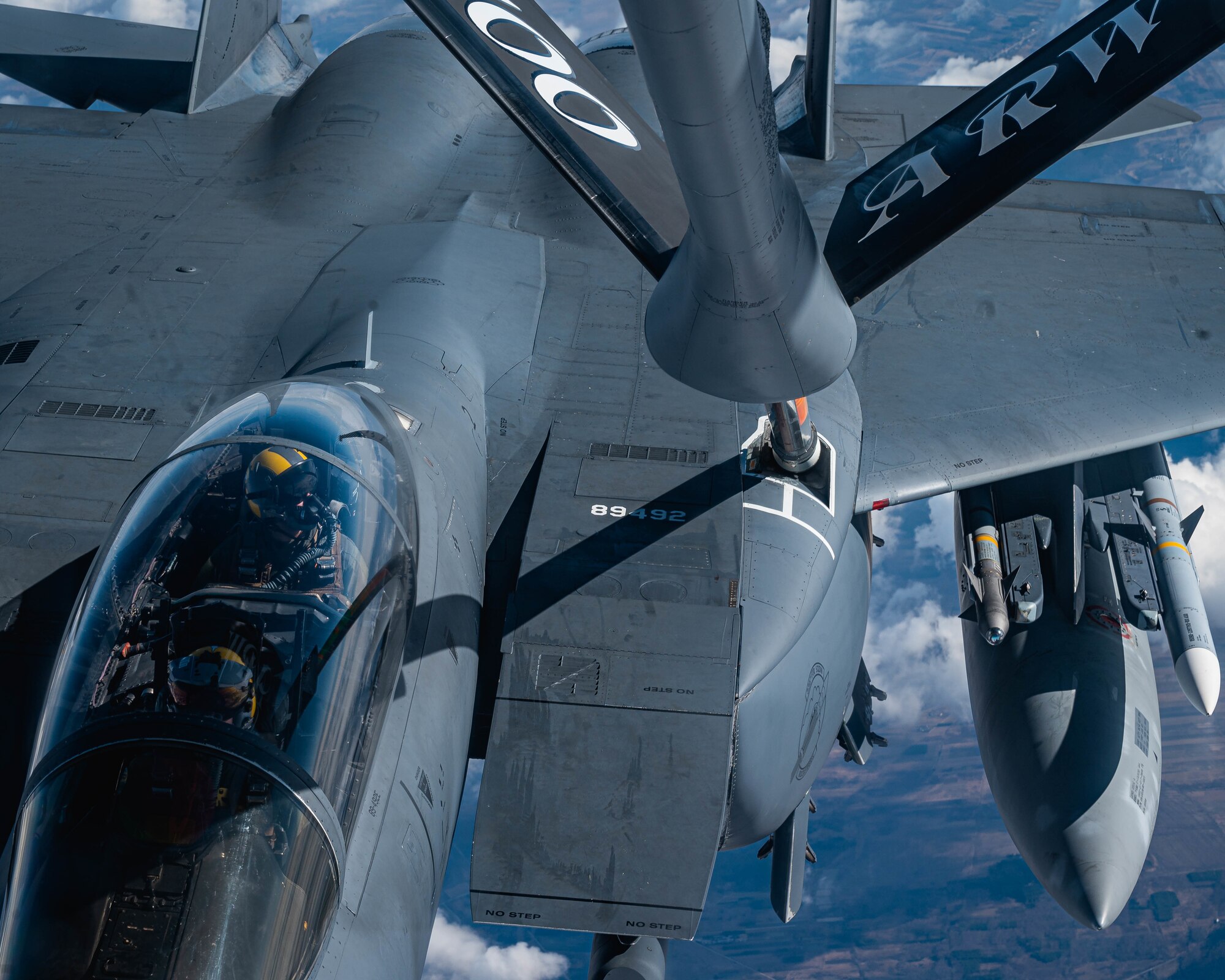 jet refuels in sky
