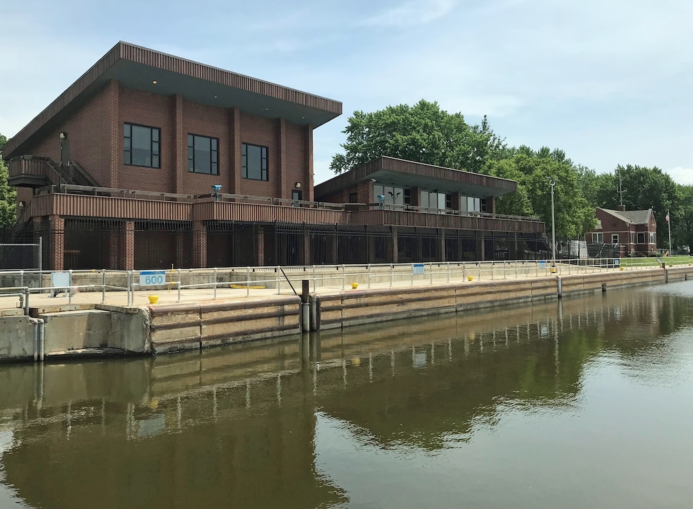 Illinois Waterway Visitor Center at Starved Rock Lock and Dam
