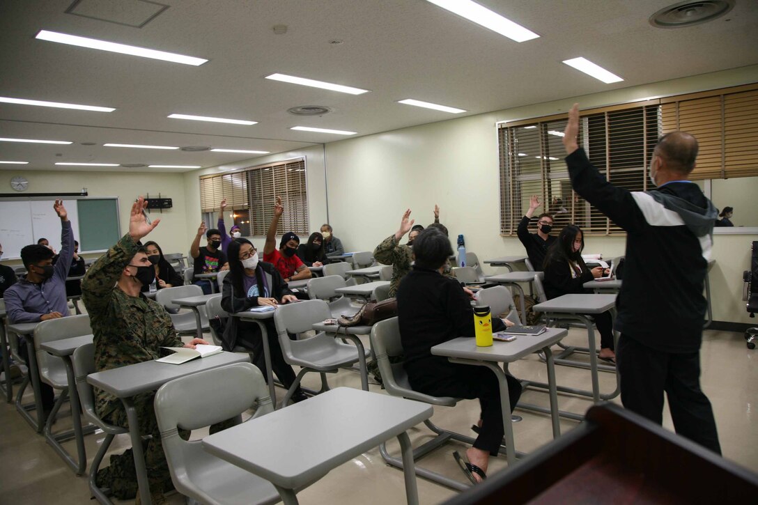 ３０人以上の受講生とアメリカ海兵隊員や海軍兵が参加した昨夜のアメリカ海兵隊基地キャンプ・シュワブの教育センターで行われた「社会人英語講座プログラム」。