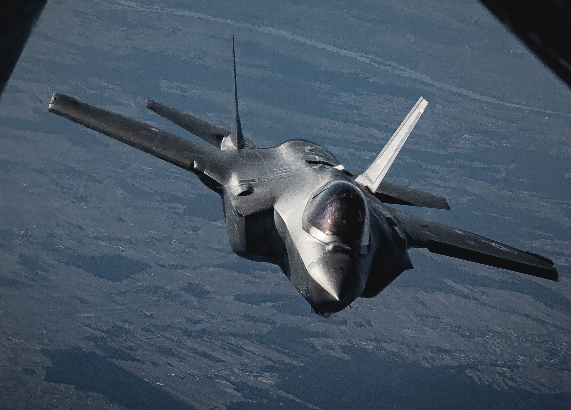 jet refuels mid-air